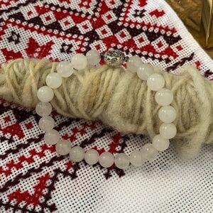 Pretty beaded glass bracelet with lovely silver tone medallion faux clasp.
